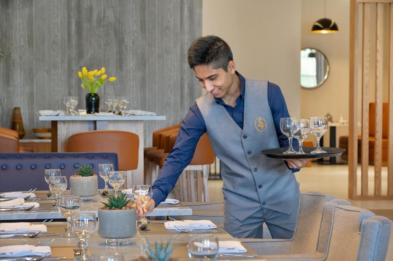 voco Al Khobar, an IHG Hotel Buitenkant foto A waiter at work
