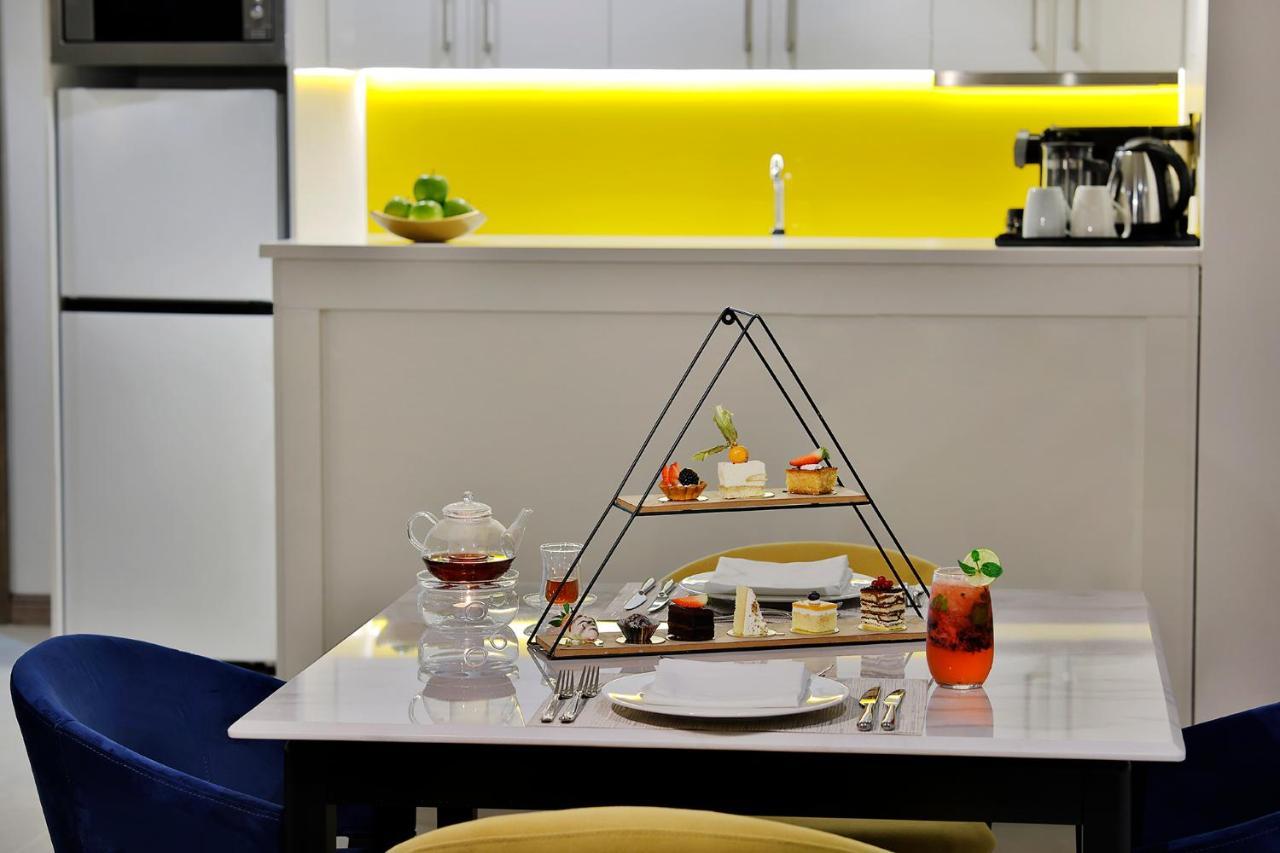 voco Al Khobar, an IHG Hotel Buitenkant foto A pyramid cake stand